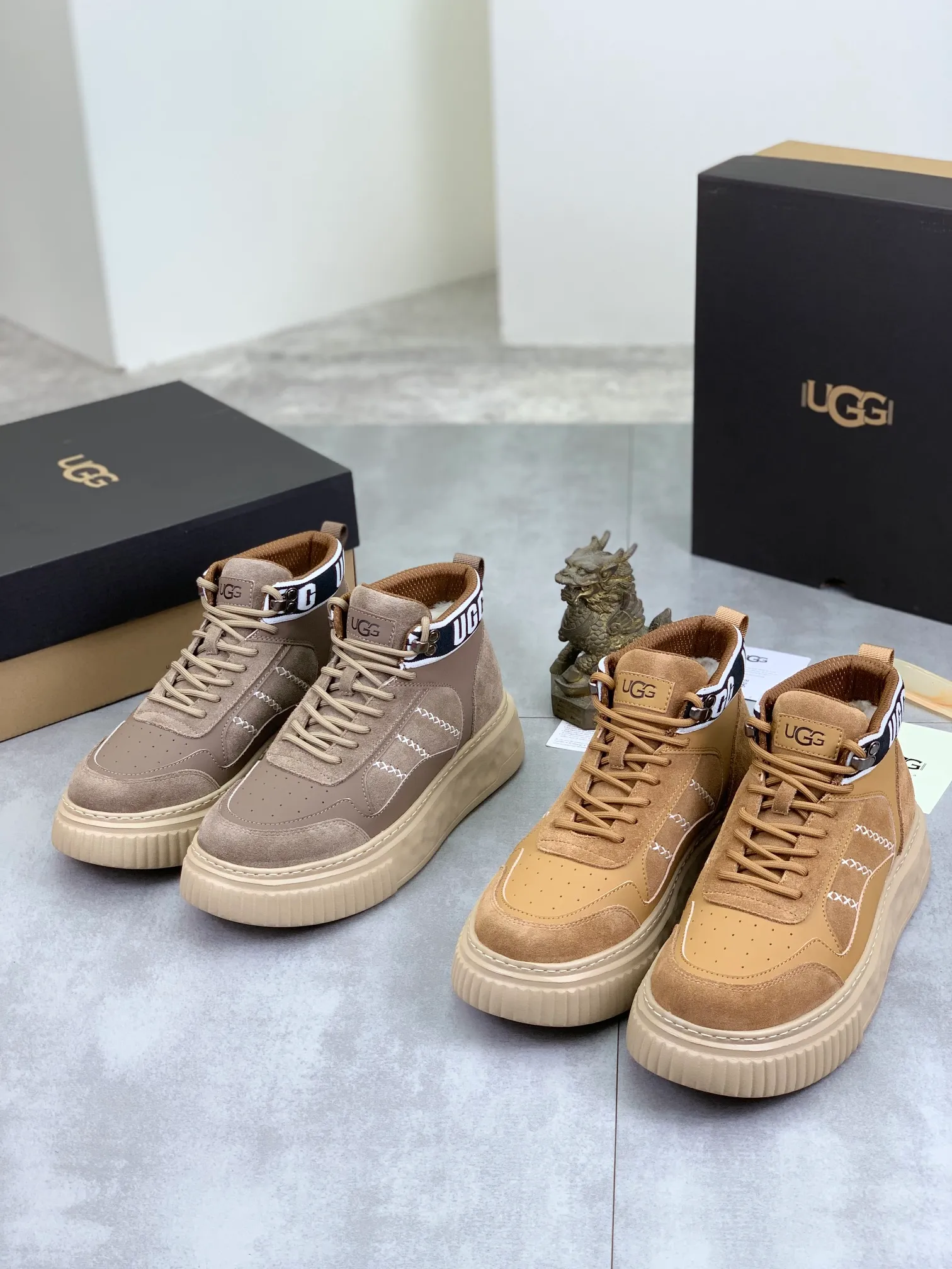 Men's shoes 💰P640 [New style] 💰 🆘 "Real wool" [UGG] 👉The popular men's shoes are synchronized with the official website 🔰The quality of the genuine products [satisfied] is not comparable to the imitations in the general market 🌀The upper is imported Italian frosted cowhide, and the lining is: foot pad 🅰️ grade 🐑Real wool👻Only Grade A can show the effect The hand feels smooth and delicate 🔱The shoe shape is grand, only genuine manufacturers can do it 🎄The perfect toughness of the original outsole 👻⬛️ can allow customers to bid farewell to one-time consumption. Real wool lining, super warm. Brown and gray available. Size: 39-44